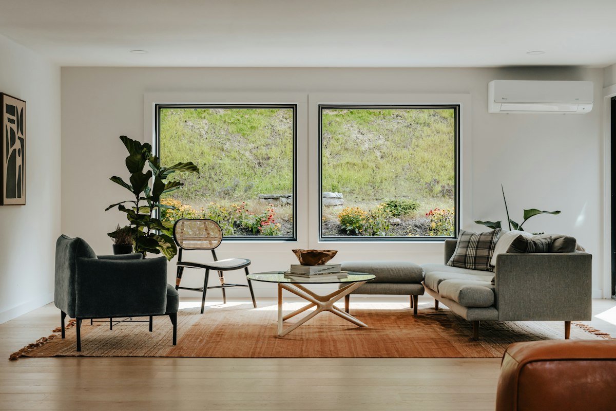 Imagen de referencia de un salón con dos grandes ventanas
