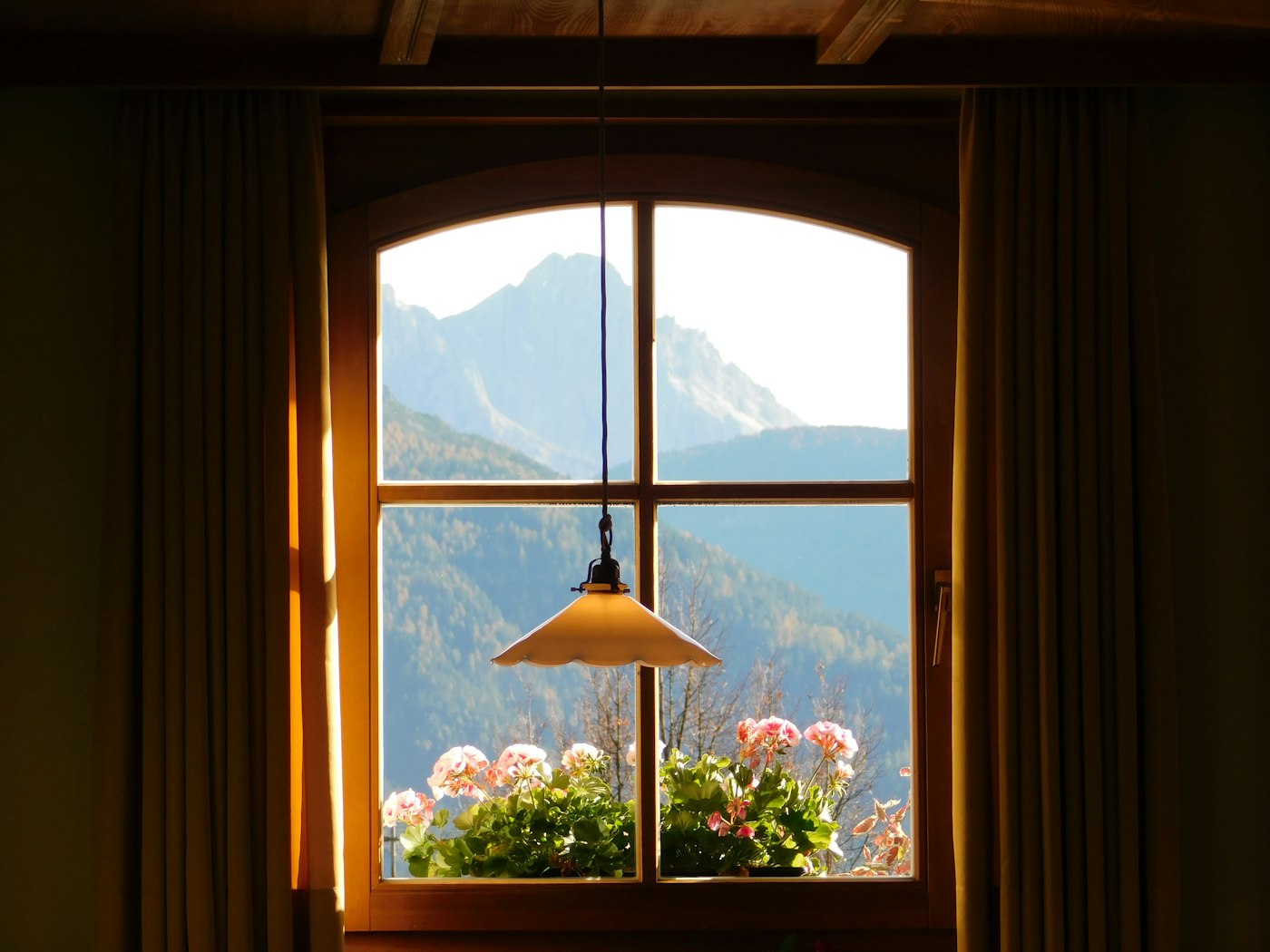 Ventana interior junto a una lámpara colgante